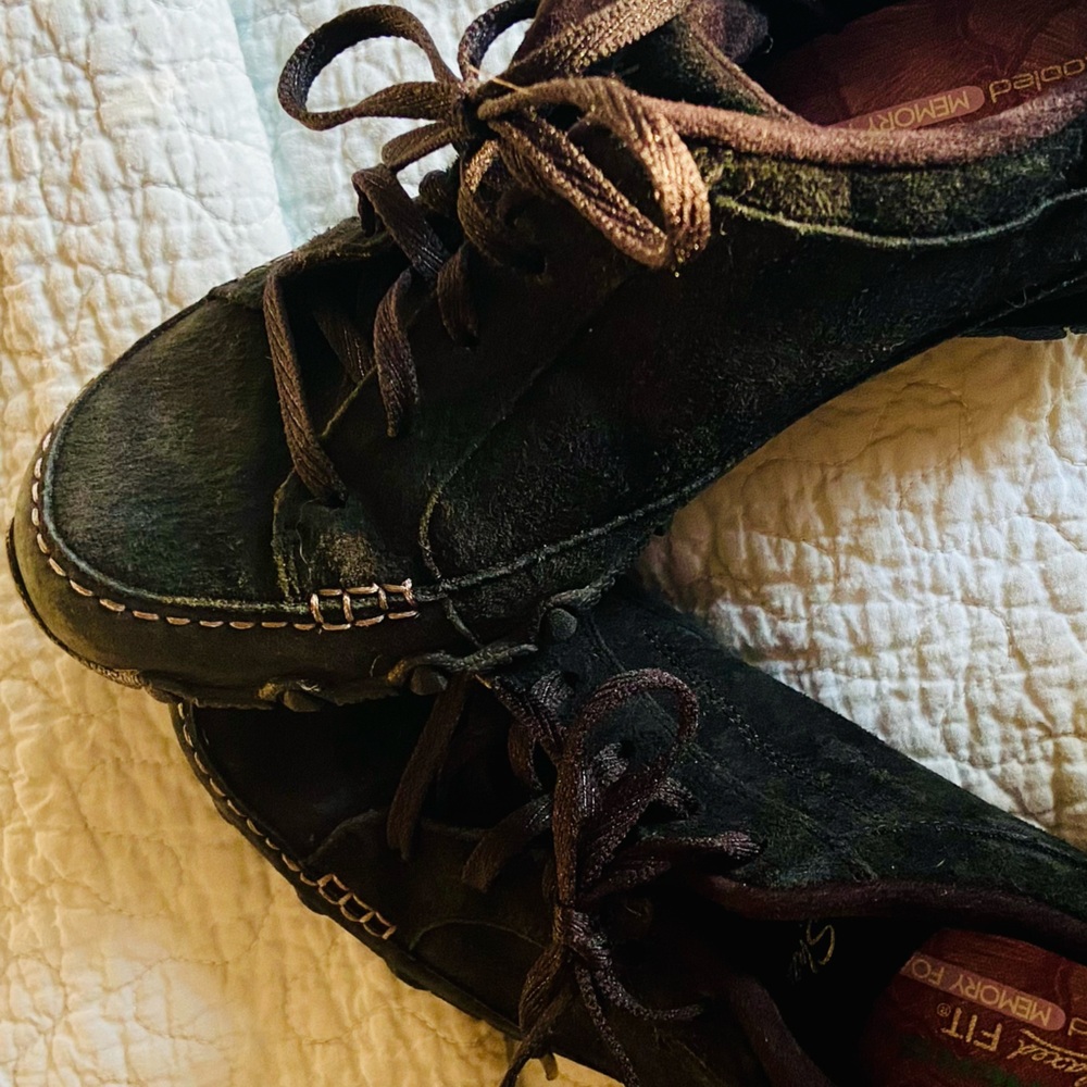 Sketchers Sz-7US, Black Leather Air Coled Memory Foam, Runs Small IMO Nice/Clean